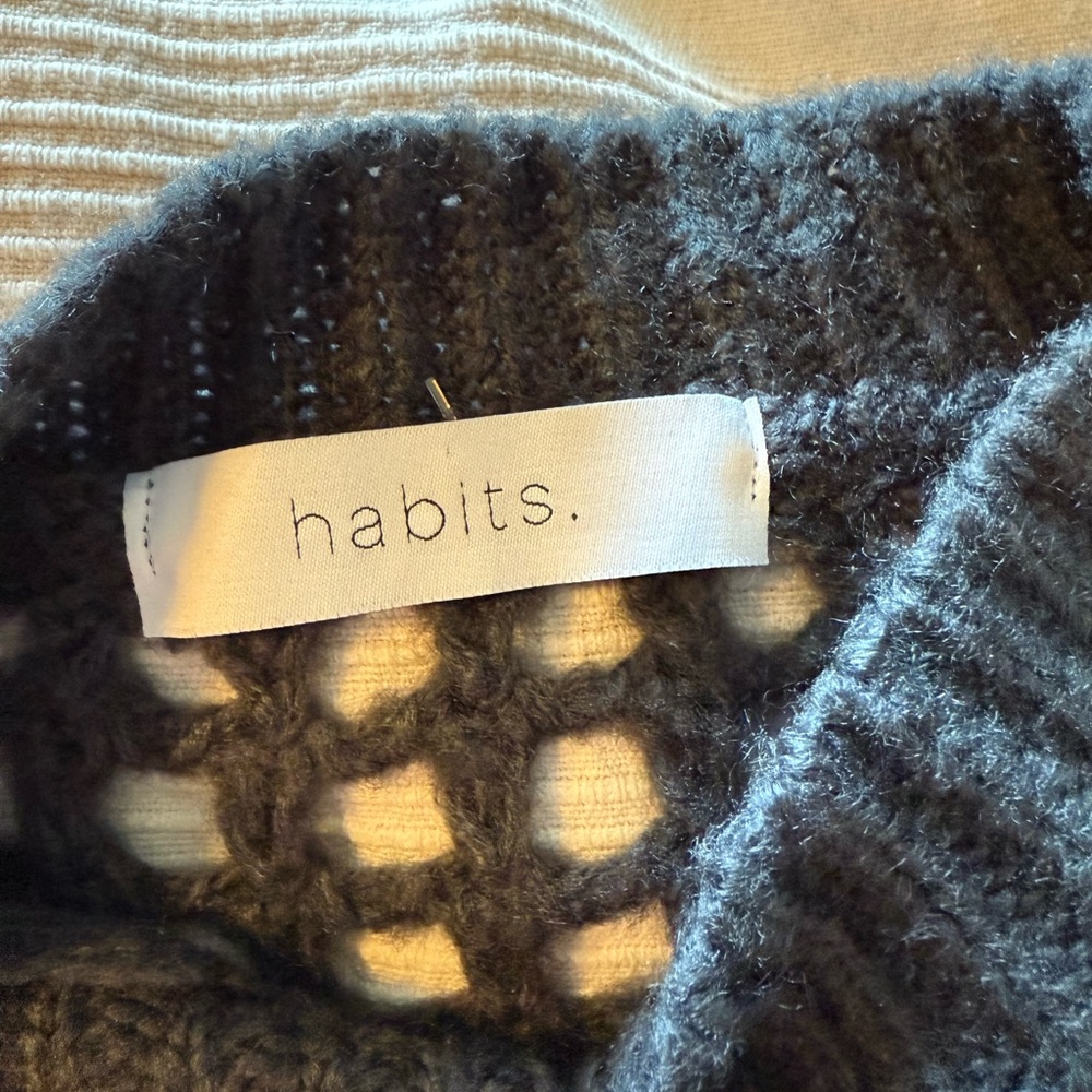 Chic Open-Knit Sweater - Picture 3 of 3